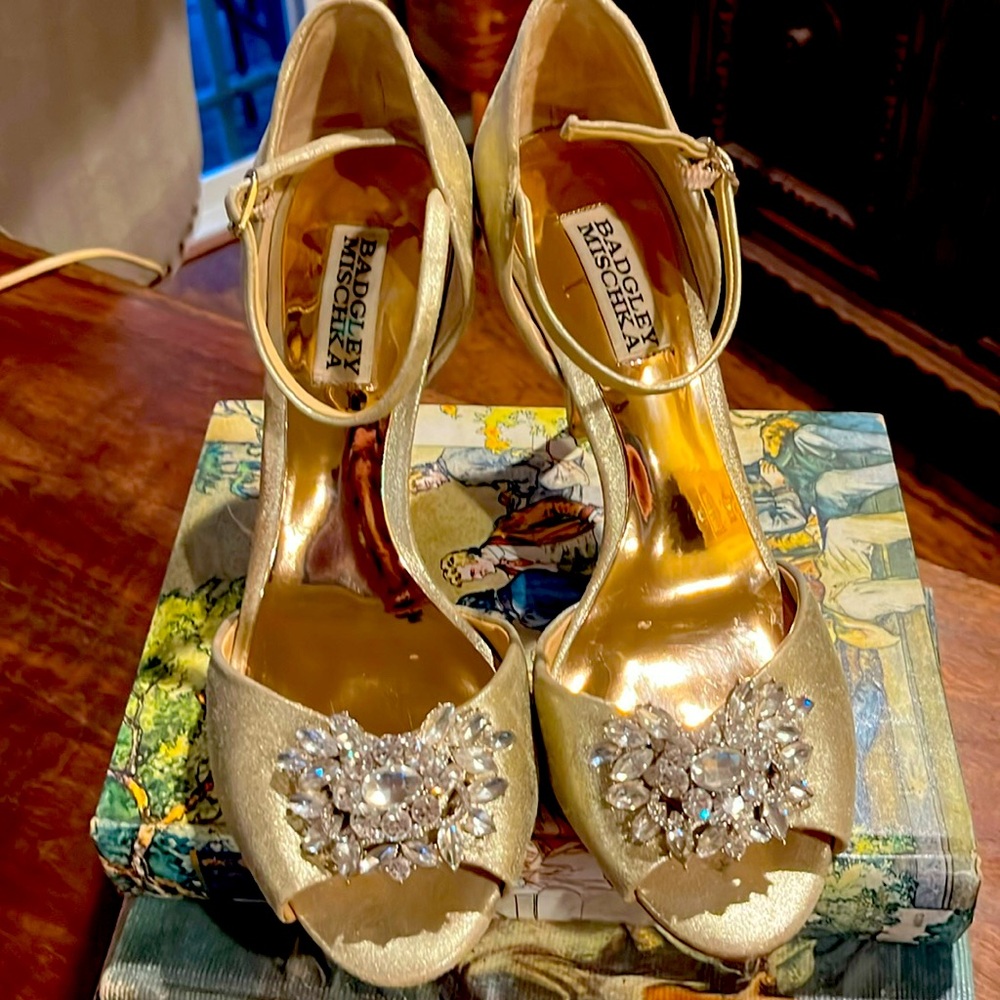 Badgley Mischka gold Pumps